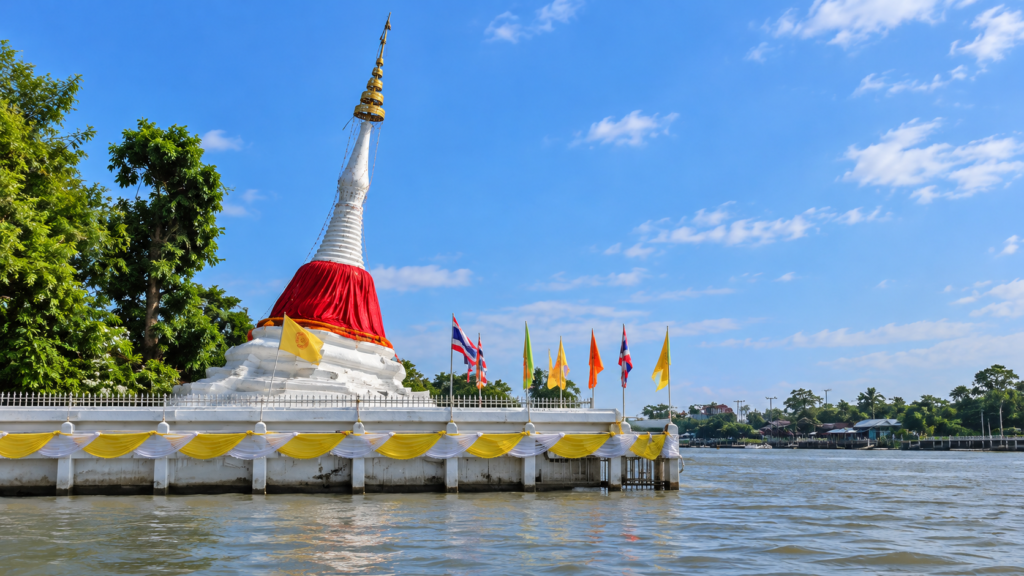 AI-genereret illustration af den hældende hvide chedi på Ko Kret med rødt klæde, gyldent spir og Chao Phraya-floden i forgrunden.