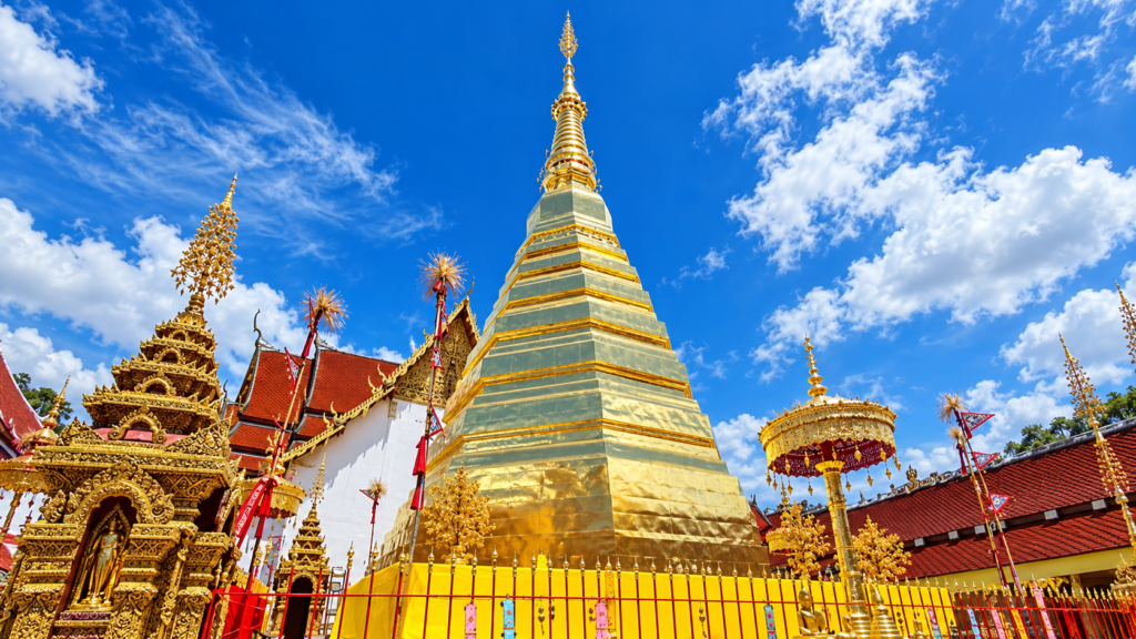 AI-genereret illustration af den gyldne chedi ved Wat Phra That Cho Hae i Phrae-provinsen.