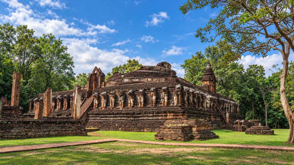 AI-genereret illustration af Wat Chang Rop i Kamphaeng Phet med elefantskulpturer, en stejl trappe og den bevarede chedibase.