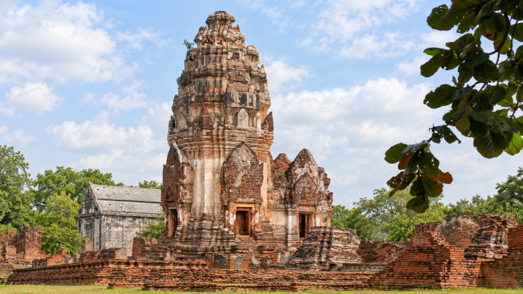 AI-genereret illustration af det centrale prang-tårn ved Wat Phra Si Rattana Mahathat i Lop Buri omgivet af gamle tempelruiner.