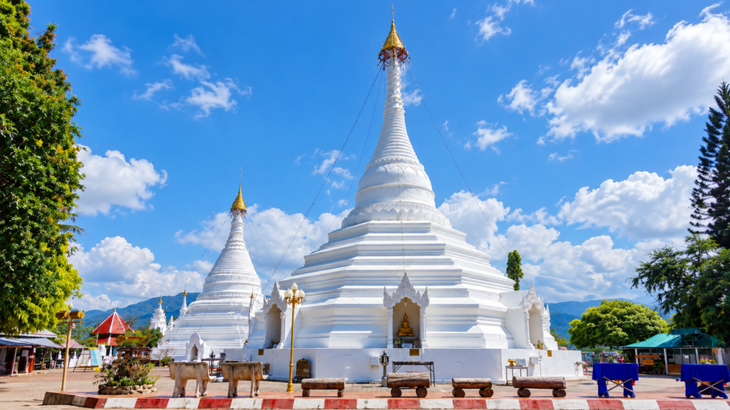 AI-genereret illustration af de hvide chedier ved Wat Phra That Doi Kong Mu i Mae Hong Son.