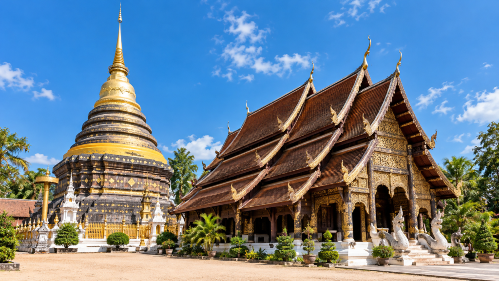 AI-genereret illustration af en gylden og bronzefarvet chedi og en traditionel Lanna-tempelhal ved Wat Phra That Lampang Luang.