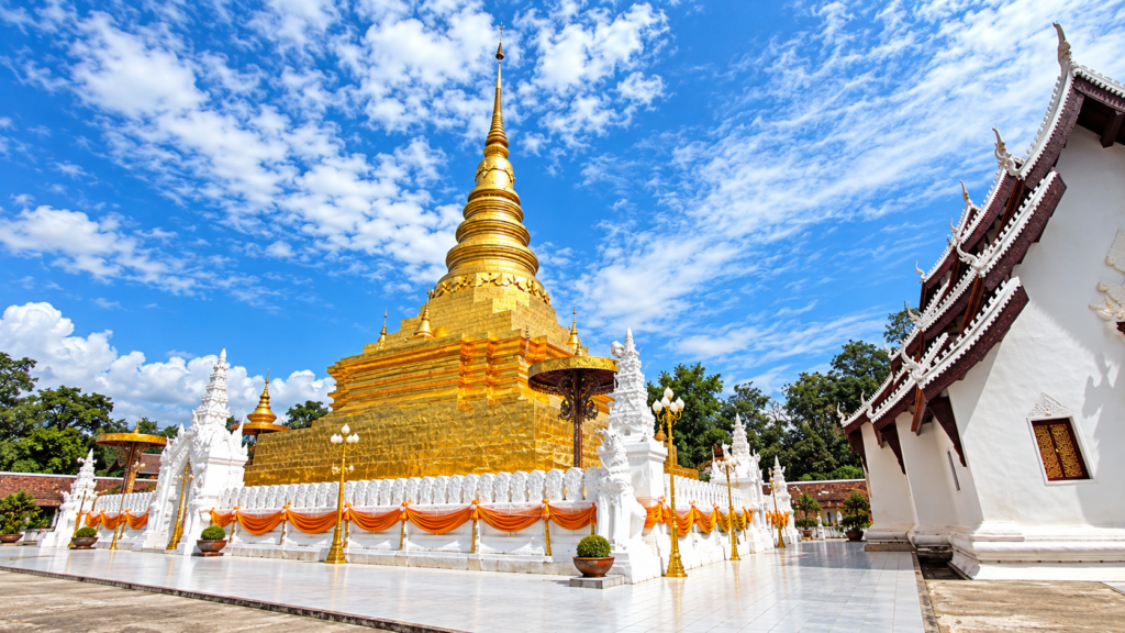 AI-genereret illustration af den gyldne chedi ved Wat Phra That Chae Haeng i Nan-provinsen.